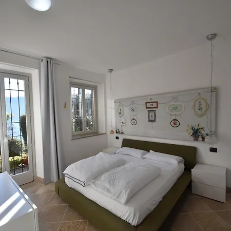 With Panoramic Views For 6 * Oggebbio