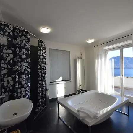 With Panoramic Views For 6 Oggebbio