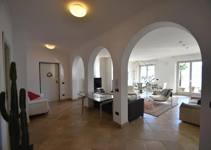 With Panoramic Views For 6 * Oggebbio